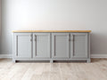 Aparadores de madera con 4 puertas 180x45x85 cm - gris claro y madera natural - diseño clásico con tiradores metálicos
